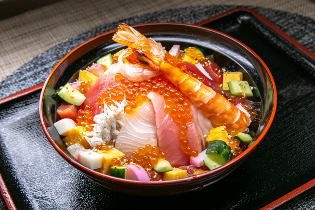 キッチンカーで生ものを販売できるのか？【注意点・設備・保険の加入について】