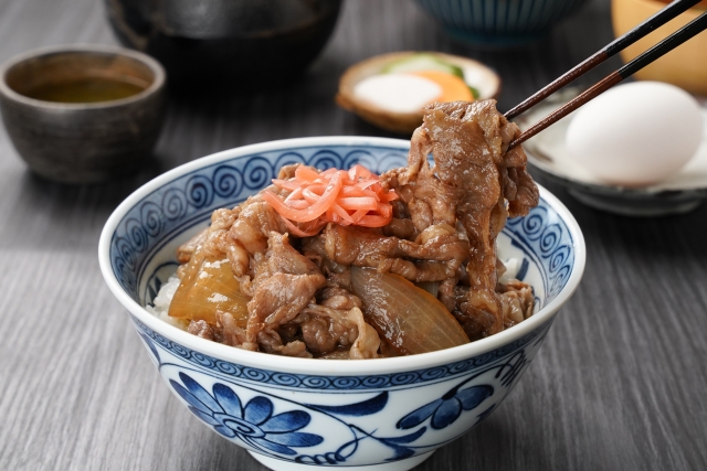 甘辛タレが絶品！牛丼でキッチンカー開業！必要な設備や資格を徹底解説！