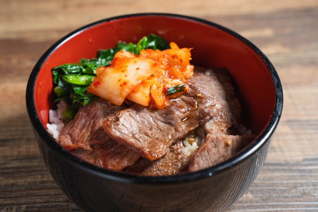 キッチンカーで焼肉丼開業！必要な資格・設備・メリットデメリットと成功のポイントを解説